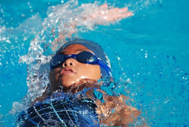 Sasha Liu swimming the backstroke